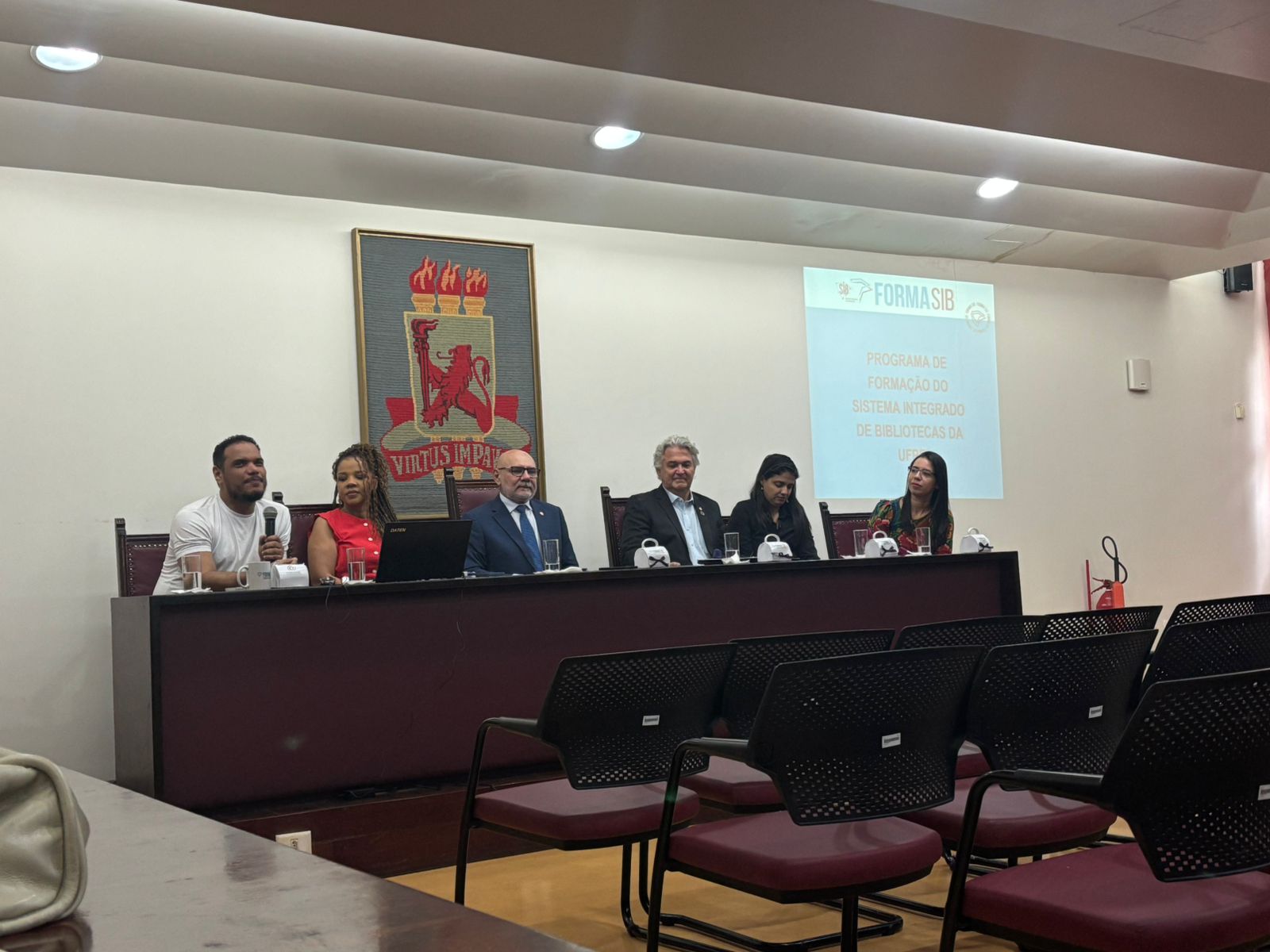 Composição da mesa de lançamento do FormaSIB. Da esquerda para a direita temos: Murilo Artur Araújo da Silveira, diretor do Centro de Artes e Comunicação, Andréia Alcântara, diretora do SIB, o reitor Alfredo Gomes, o vice-reitor Moacyr Araújo, Danielle Fabiola do Nascimento diretora da Formare - PROGEPE e Márcia Braz coordenadora do curso de graduação em Biblioteconomia da UFPE.