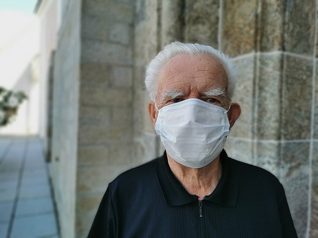 Estratégias de quarentena ideais para a pandemia de COVID-19 em uma população com uma estrutura de idade discreta